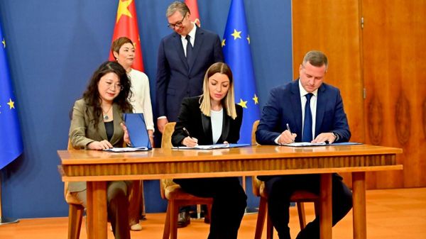 Potpisivanje sporazuma sa predstavnicima kompanije Jiangsu Reliance Energy Tech - Sputnik Srbija