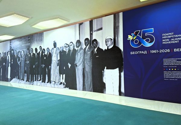 Prva konferencija Pokreta nesvrstanih, poznata i kao Beogradska konferencija, održana je od 1. do 6. septembra 1961. godine u Beogradu, tada glavnom gradu Federativne Narodne Republike Jugoslavije. - Sputnik Srbija