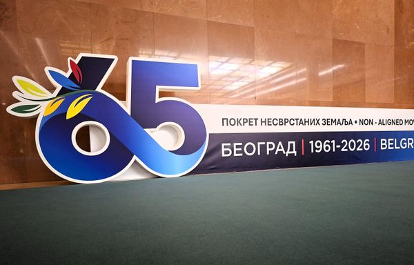 Povodom 65. godišnjice prve konferencije Pokreta nesvrstanih zemalja u Beogradu je organizovan Komemorativni sastanak na kome su učestvovale  delegacije više od 30 zemalja Pokreta nesvrstanih i posmatrača - Sputnik Srbija
