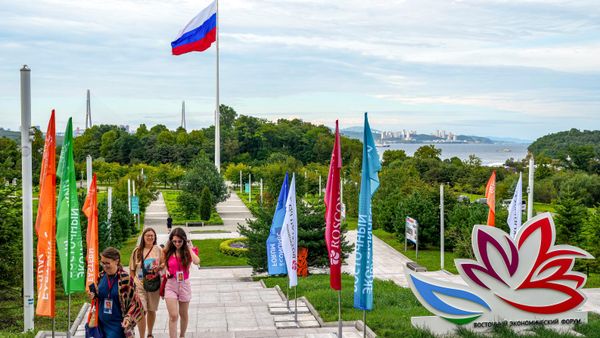 Символика XI Восточного экономического форума , который пройдет во Владивостоке с 1 по 4 сентября 2026 года на площадке кампуса ДВФУ - Sputnik Србија
