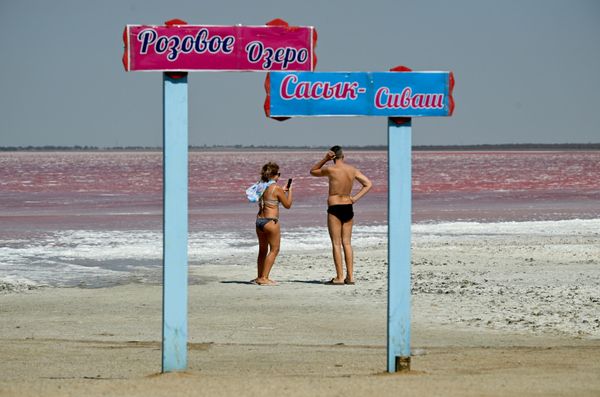 Za neobičnu boju zaslužna je mikroalga Dunaliella salina, koja proizvodi crveno-narandžasti pigment. - Sputnik Srbija