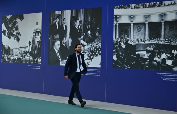 Održavanju Beogradske konferencije prethodio je susret trojice predsednika: Tita, Nehrua i Nasera koji su 19. jula 1956. godine na Brionima potpisali deklaraciju o zajedničkoj saradnji i politici — Pokret nesvrstanih. - Sputnik Srbija
