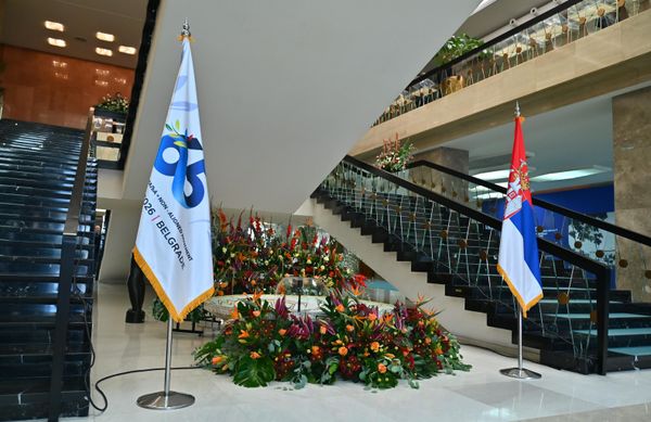 Prvi samit u Beogradu održan je u zgradi skupštine Jugoslavije, dok su se u zgradi SIV-a (koji je svečano otvoren u vreme Beogradske konferencije) održavale ceremonijalne sednice, a prvi posetioci SIV-a bili su strani novinari koji su pratili konferenciju. - Sputnik Srbija