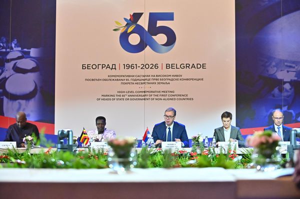 Otvarajući skup, predsednik Srbije Aleksandar Vučić se zahvalio svim delegacijama koje su došle u Beograd da učestvuju na ovoj posebnoj konferenciji. - Sputnik Srbija
