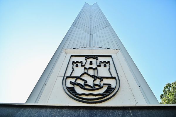Godinu dana pre konferencije usvojen je novi Grb Beograda, čije se usvajanje vezivalo za planirano održavanje Prve konferencije nesvrstanih zemalja u Beogradu, te se tako novi grb grada našao na obelisku, a tu se i danas nalazi - Sputnik Srbija
