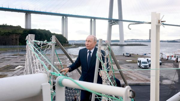 Vladimir Putin na ribarskom brodu - Sputnik Srbija