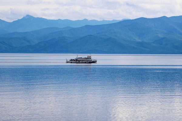 Pogled na Bajkalsko jezero sa Krugobajkalske železnice. - Sputnik Srbija