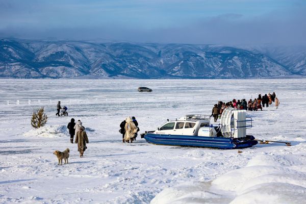 Posetioci festivala ledenih skulptura „Olkhon Ice Park“, na obali Bajkalskog jezera na ostrvu Olhon. - Sputnik Srbija