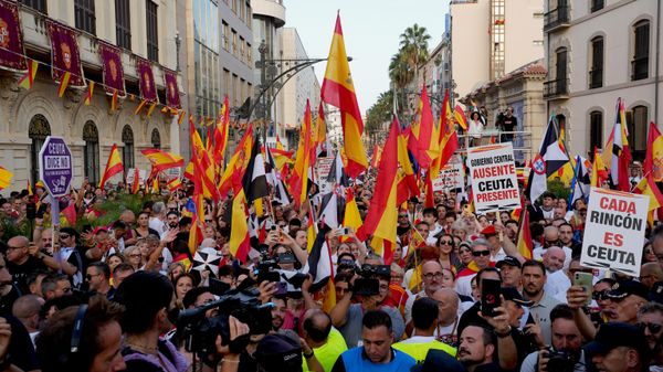 Десетине хиљада људи протестовало у Шпанији против владе због ситуације у Сеути - Sputnik Србија