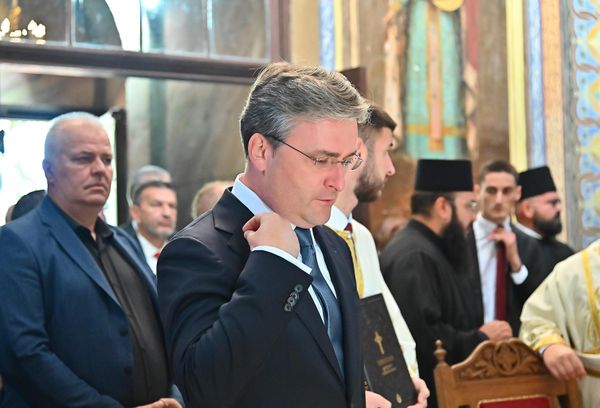 Ministar kulture Nikola Selaković na Svetoj arhijerejskoj liturgiji u Spomen-hramu Svete Trojice u Gornjem Adrovcu - Sputnik Srbija