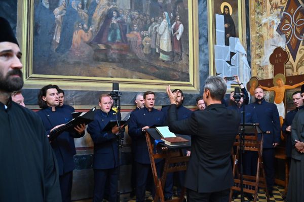 Učešće u Svetoj arhijerejskoj liturgiji učestvovao je i čuveni ruski Hor Sretenjskog manastira, koji je doputovao iz Moskve kako bi učestvovao u obeležavanju 150. godišnjica bitke kod Gornjeg Adrovca - Sputnik Srbija