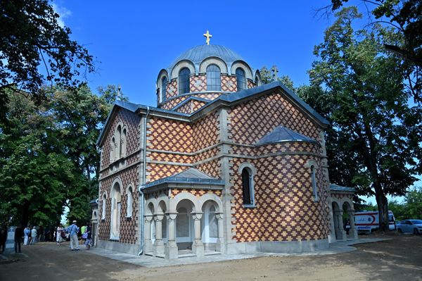 Više od dve decenije kasnije, majčinu želju ispunila je njena snaha (Marija Rajevska, supruga Nikolajevog mlađeg brata Mihaila), pa je 1902. godine završena čuvena Crkva Svete Trojce (u narodu poznata i kao Šarena ili Ruska crkva) - Sputnik Srbija