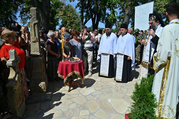 Nakon liturgije, u porti hrama služen je pomen Rajevskom, ali i ostalim oficirima i vojnicima poginulim u bici kod Gornjeg Adrovca - Sputnik Srbija