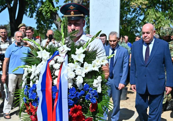 Polaganja venaca vojskovođama i vojnicima poginulim u bici kod Gornjeg Adrovca  - Sputnik Srbija