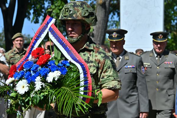 Učešće u ceremoniji polaganja venaca tradicionalno su uzeli i pripadnici Vojske Srbije - Sputnik Srbija
