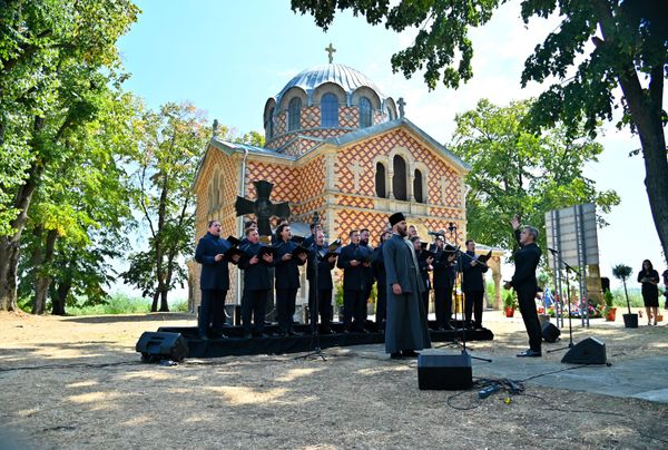 Nastup Hora Sretenjskog manastira ispred Hrama, koji je nakon obnove, zasijao punim sjajem - Sputnik Srbija