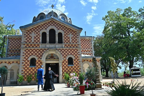 Odlazeći za Rusiju, Ana Mihajlovna Rajevski je ostavila značajna novčana sredstva sa jasnom željom da se na samom mestu pogibije njenog sina u Gornjem Adrovcu podigne hram. Mesto za gradnju crkve otkupila je srpska kraljica Natalija Obrenović - Sputnik Srbija