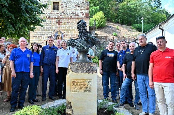 Otkrivanju spomenika su prisustvovali članovi posade ruskog aviona Iljušin Il-76 kao i delegacija Rusko-srpskog humanitarnog centra u Nišu koji su tokom avgusta učestvovali u gašenju šumskog požara upravo iznad manastira Sveti Roman i sela Đunis  - Sputnik Srbija