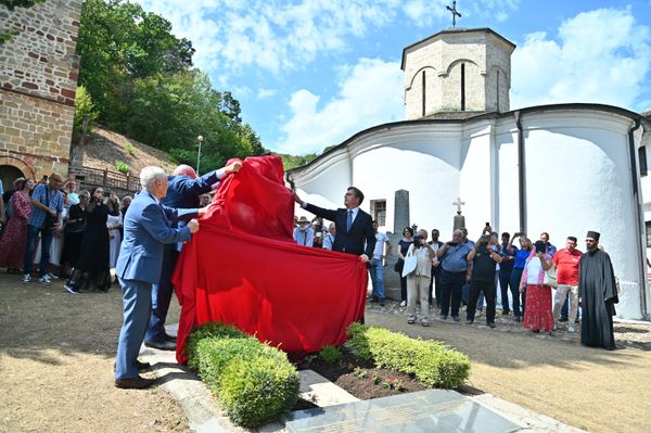 Svečanost je nastavljena otkrivanjem i osvećenjem spomenika Nikolaju Rajevskom u porti manastira Sveti Roman u Đunisu - Sputnik Srbija