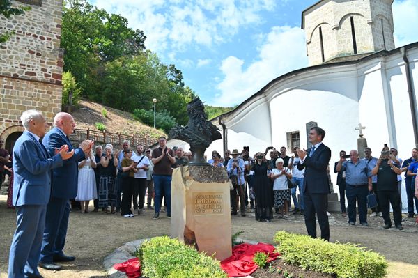 Spomenik su otkrili ministar kulture Nikola Selaković, ruski ambasador Aleksandar Bocan Harčenko i specijalni savetnik ruskog predsednika Mihail Švidkoj - Sputnik Srbija