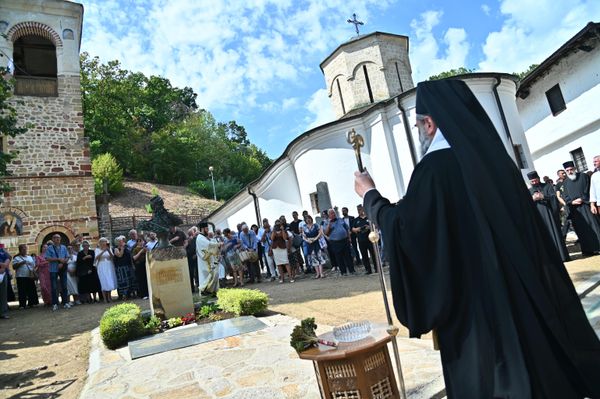 Spomenik je osvetio Mitropolit niški Arsenije uz učešće čuvenog Hora Sretenjskog manastira u prisustvu velikog broja vernika - Sputnik Srbija