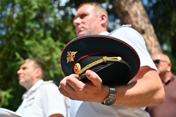 Ruski oficir tokom služenja pomena ruskom dobrovoljcu pokovniku Nikolaju Rajevskom  - Sputnik Srbija