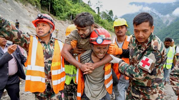 Spasavanje radnika iz urušenog tunela posle poplava u Nepalu. - Sputnik Srbija