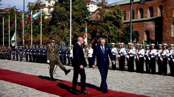Bugarski premijer Rumen Radev i njegov slovački kolega Robert Fico - Sputnik Srbija