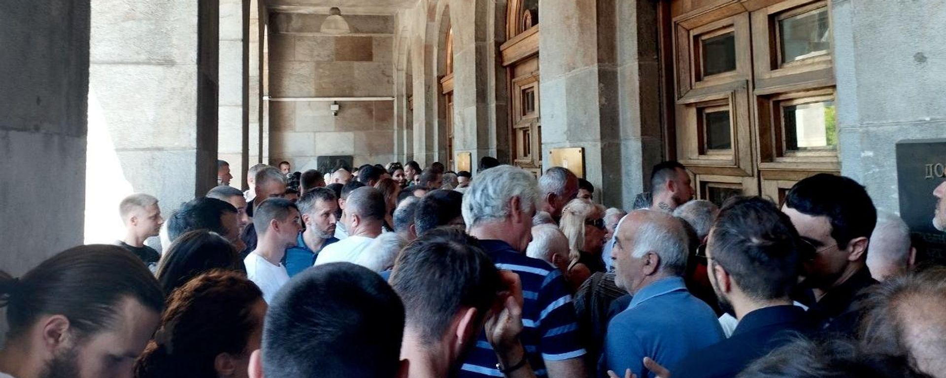 Veliki broj poštovaoca se okupio ispred Doma vojske  - Sputnik Srbija, 1920, 05.09.2026