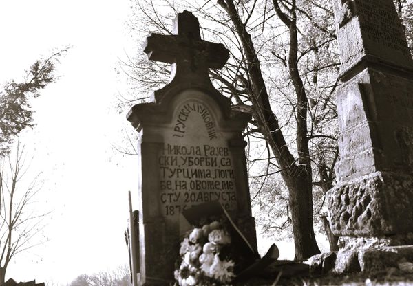 U jednoj od ključnih bitaka u Srpsko-turskom ratu, 2. septembra 1876. godine, boreći se protiv Turaka poginuo je Nikolaj Nikolajevič Rajevski. Na mestu pogibije u Gornjem Adrovcu njegovi ratni drugovi su prvobitno podigli skroman spomenik koji se i danas nalazi ispred ulaza u crkvu. - Sputnik Srbija