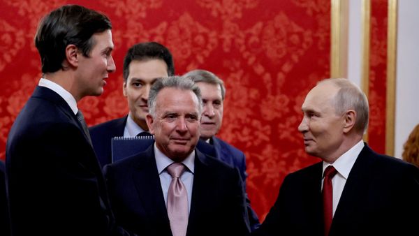 Predsednik Rusije Vladimir Putin sa Džaredom Kušnerom i Stivom Vitkofom Predsednik Rusije Vladimir Putin sa Džaredom Kušnerom i Stivom Vitkofom - Sputnik Srbija