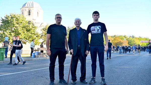 Да ода почаст генералу Младићу дошао је и  87-годишњи Милорад, припадник генераловог штаба, са сином Душаном и унуком Лазаром.  - Sputnik Србија
