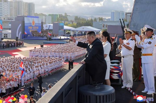 Severnokorejski lider Kim Džong Un prisustvuje ceremoniji uvođenja razarača „Kang Kon“ u sastav mornarice. - Sputnik Srbija