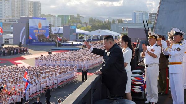 Lider KNDR Kim Čen Ыn i ego dočь na ceremonii vvoda v эkspluataciю эsminca Kan Kon  - Sputnik Srbija