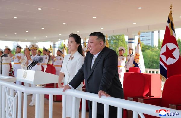 Severnokorejski lider Kim Džong Un, u pratnji svoje ćerke Kim Džu E. - Sputnik Srbija