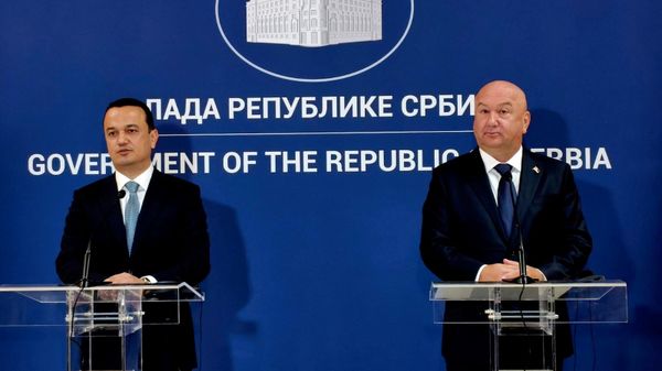 Ministar zadužen za međunarodnu ekonomsku saradnju i oblast društvenog položaja crkve u zemlji i inostranstvu Nenad Popović i ministar investicija, industrije i trgovine Uzbekistana Laziz Kudratov. - Sputnik Srbija