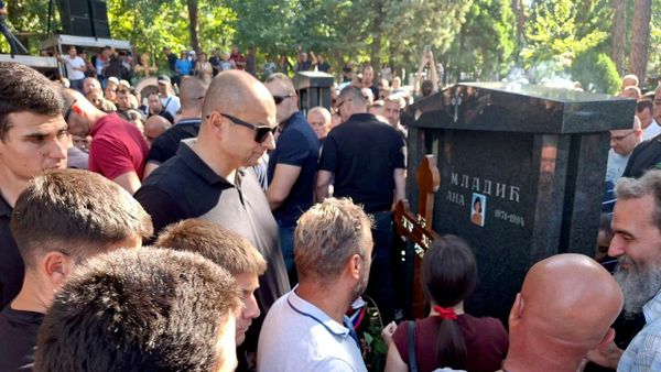 Ogroman broj ljudi čeka da celiva krst na grobu generala - Sputnik Srbija
