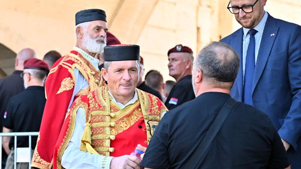 Бизарна акција из мрака: Мило би да се помоћу сахране српског генерала врати на власт у Црној Гори