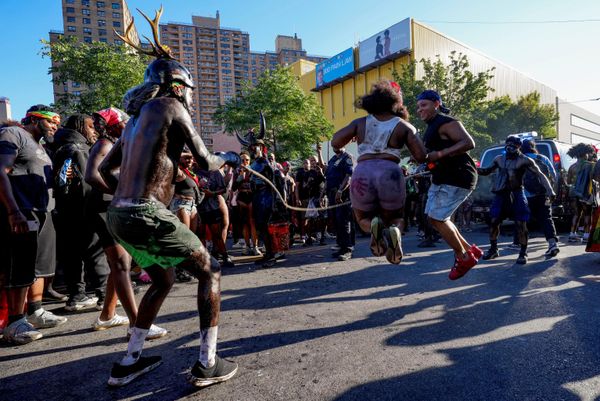 Učesnici proslave Juvera (J'ouvert), uoči tradicionalne Parade Antila, u njujorškom kvartu Bruklin. - Sputnik Srbija