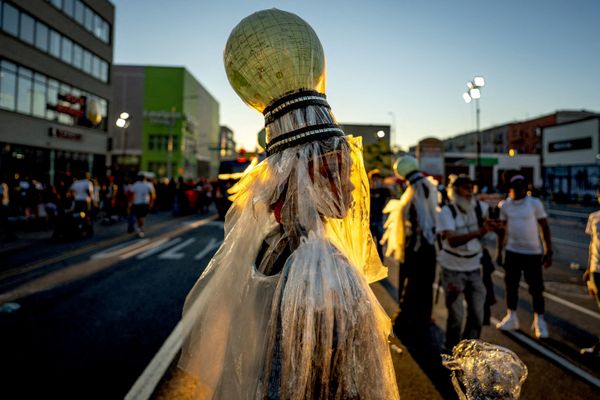 Učesnik učestvuje u proslavi Juvera (J'ouvert), u okviru obeležavanja Parade Antila, u njujorškom kvartu Bruklin. - Sputnik Srbija