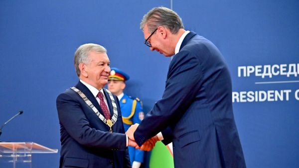 Predsednik Srbije Aleksandar Vučić uručio je Orden Republike Srbije na velikoj ogrlici predsedniku Uzbekistana Šavkatu Mirzijojevu - Sputnik Srbija