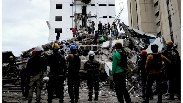 На комбинированном изображении показано панорамное изображение здания Ана Пилар из Google Maps Street View в ноябре 2022 года (вверху) и спасатели, работающие в здании Ана Пилар после землетрясения 10 августа в Кали, Колумбия, 12 августа 2026 года - Sputnik Србија