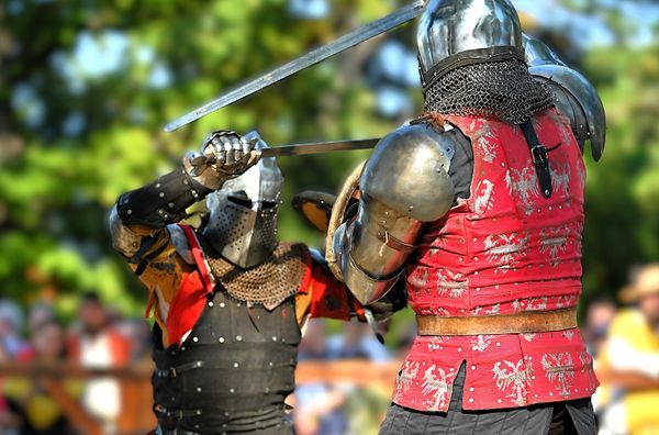 Za razliku od sportskog mačevanja, gde se ide na prvi bod, u bohurt duelima borba traje tri runde od po jedan minut,  a boduju se udarci koje duelisti načine jedni drugima po rundi. Pobeđuje onaj ko ima dve dobijene runde - Sputnik Srbija