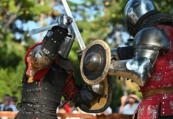 Vitezovi nose i zaštitu za ruke u vidu oklopa za ruke manifer, čeličnu rukavicu gauntlet, štitnik za lakat kuter, oklop za rame poldron zaštita za noge, tj čeličnu cipelu sabaton, štitnik za potkolenicu grev, štinik za kolena pulen...  - Sputnik Srbija