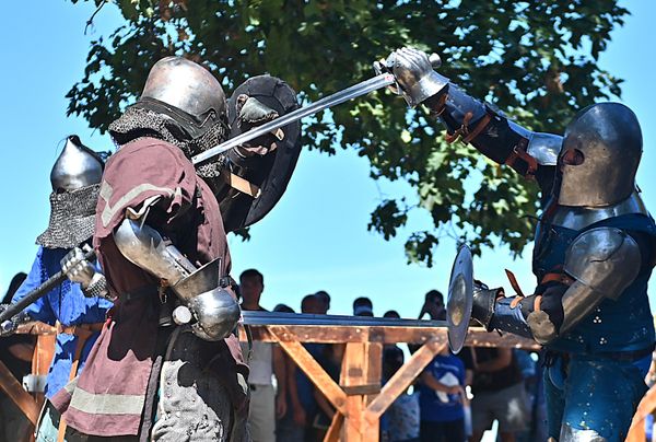 Učesnici borbi tokom okršaja koriste metalno oružje: mačeve, sekire, helebarde, čije su ivice zatupljene na dva milimetra  - Sputnik Srbija