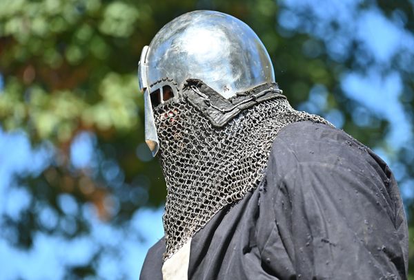 Za šlemove je obavezno pravilo da imaju zaštitu preko lica. Neki, poput ovog ruskog šlema, za donji obod imaju zakačenu verižnjaču (lančanu zavesu) koja štiti lice, vrat i ramena ratnika.  - Sputnik Srbija