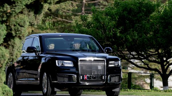 Председник Русије Владимир Путин и севернокорејски лидер Ким Џонг Ун у аутомобилу аурус у Пјонгјангу - Sputnik Србија