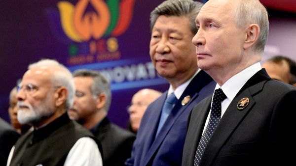 Владимир Путин, Си Ђинпинг и Нарендра Моди током посете изложби „Иновативна Индија“ на самиту БРИКС-а у Њу Делхију - Sputnik Србија