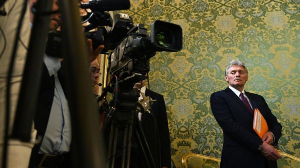 Заместитель руководителя администрации президента, пресс-секретарь президента РФ Дмитрий Песков перед началом встречи президента РФ Владимира Путина и президента Ирана Эбрахима Раиси в Москве - Sputnik Србија