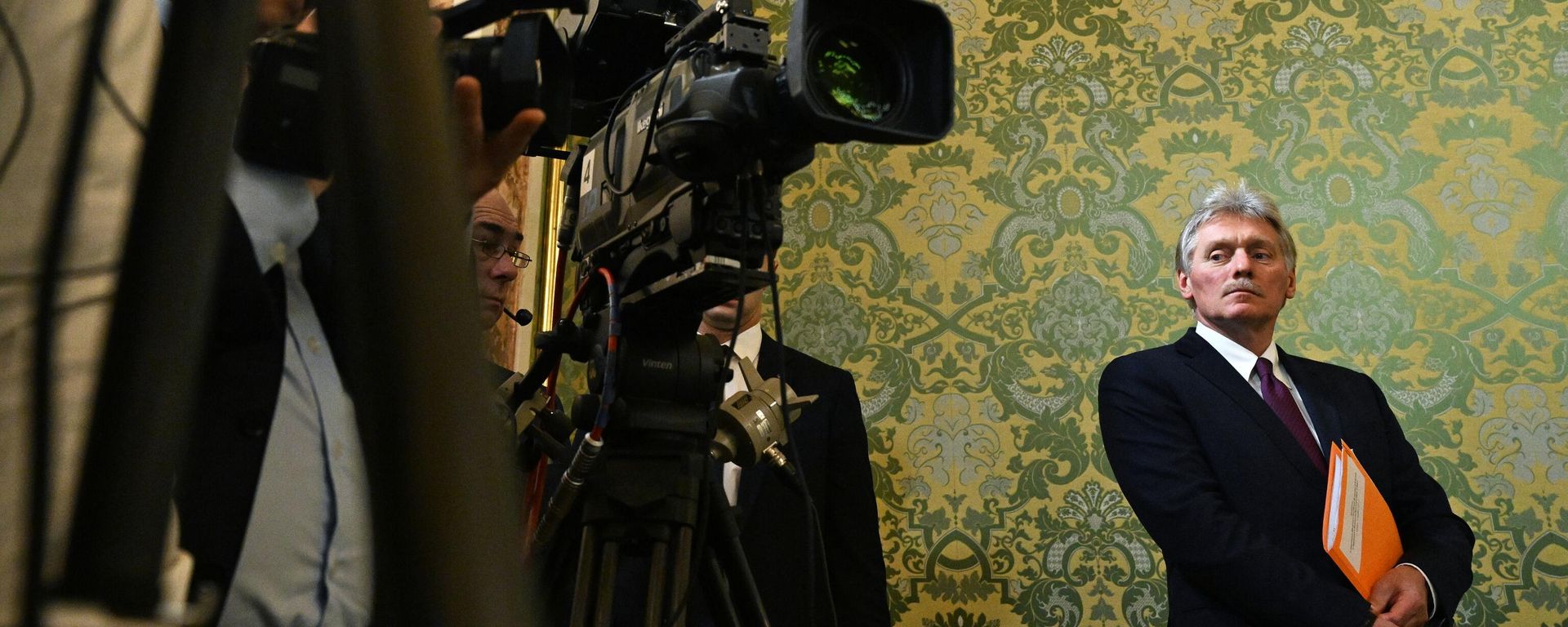 Zamestitelь rukovoditelя administracii prezidenta, press-sekretarь prezidenta RF Dmitriй Peskov pered načalom vstreči prezidenta RF Vladimira Putina i prezidenta Irana Эbrahima Raisi v Moskve Zamestitelь rukovoditelя administracii prezidenta, press-sekretarь prezidenta RF Dmitriй Peskov pered načalom vstreči prezidenta RF Vladimira Putina i prezidenta Irana Эbrahima Raisi v Moskve - Sputnik Srbija, 1920, 13.09.2026